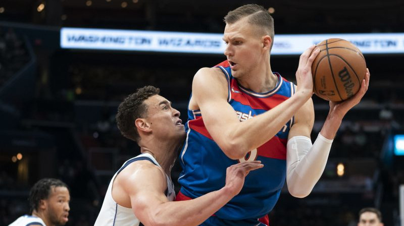 Dvaits Pauels un Kristaps Porziņģis. Foto: AP/Scanpix