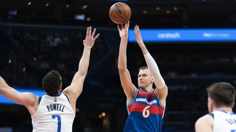 Dvaits Pauels un Kristaps Porziņģis. Foto: AP/Scanpix