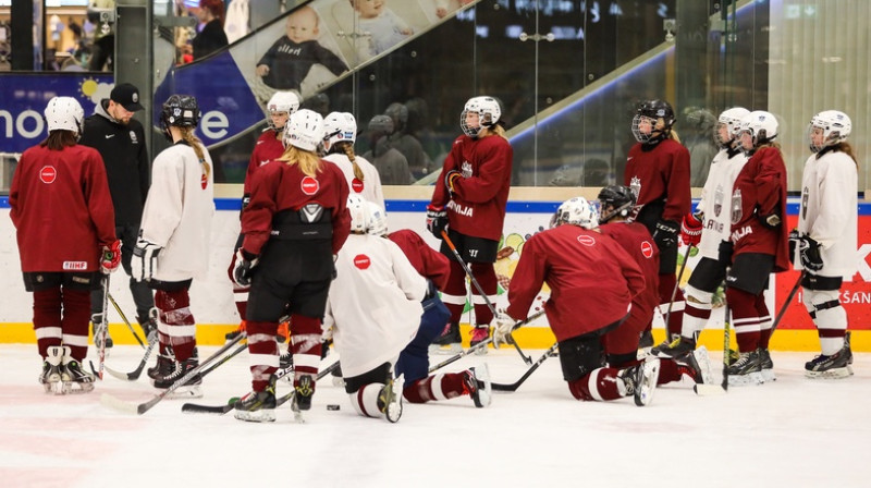 Latvijas izlases hokejistes. Foto: LHF