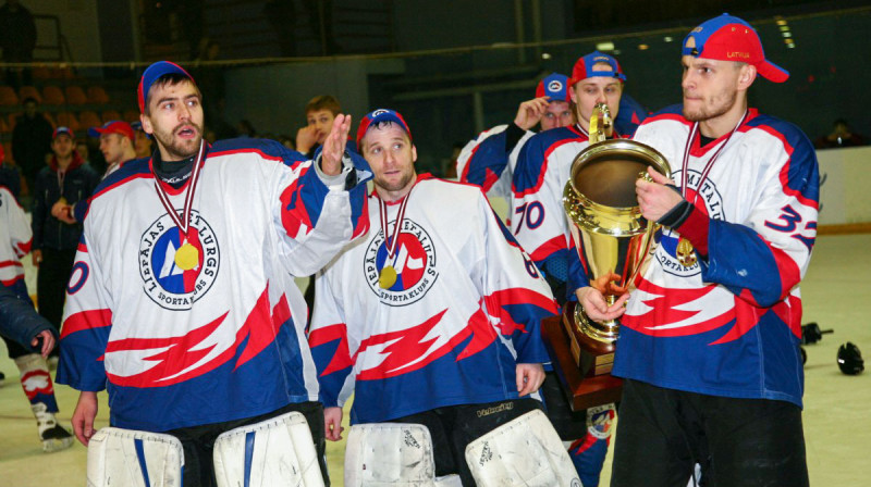 "Liepājas Metalurgs" hokejisti svin 2009. gada čempiontitulu. Foto: Ritvars Raits