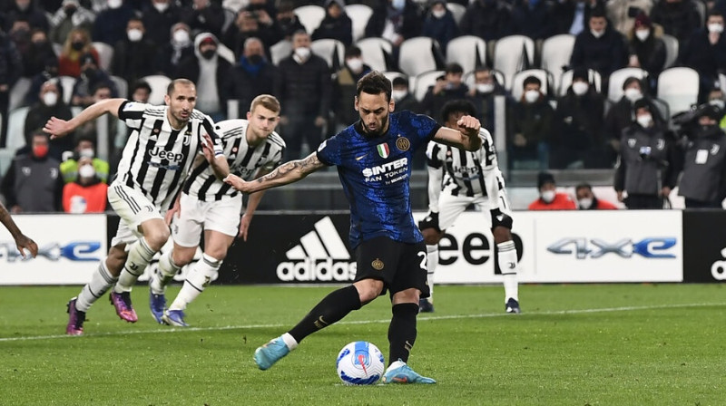 Hakans Čalhanoglu izpilda 11 metru soda sitienu. Foto: AP/Scanpix