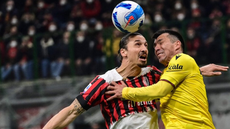 Zlatans Ibrahīmovičs cīņā pret Geriju Medelu. Foto: SPO/Scanpix