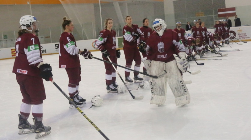 Latvijas izlases hokejistes. Foto: LHF