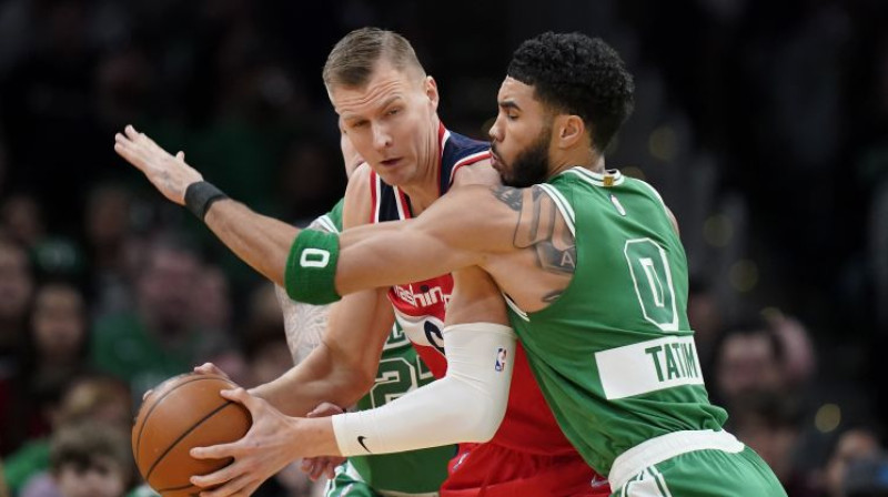 Kristaps Porziņģis pret Džeisonu Teitumu. Foto: AP/Scanpix