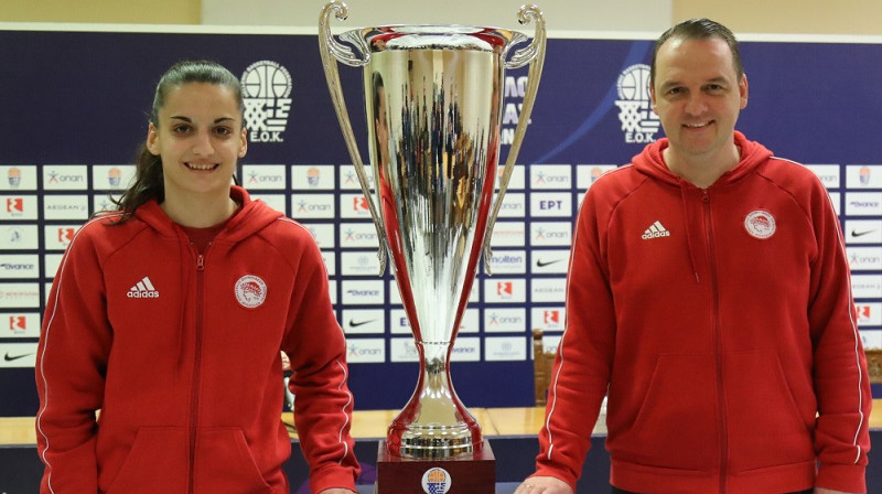 Mārtiņš Zībarts un Anna-Niki Stamolampru kopā ar Grieķijas kausu. Foto: Olympiacos SFP