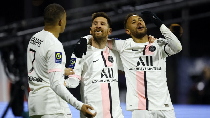 Parīzes zvaigžņotais trio no kreisās: Mbapē, Mesi un Neimars. Foto: Reuters/Scanpix