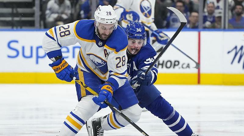 Zemgus Girgensons cīņā ar Ostonu Metjūzu. Foto: AP/Scanpix