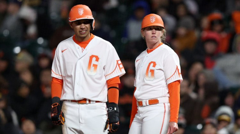 Alisa Nakena (no labās), Foto:AFP/Scanpix