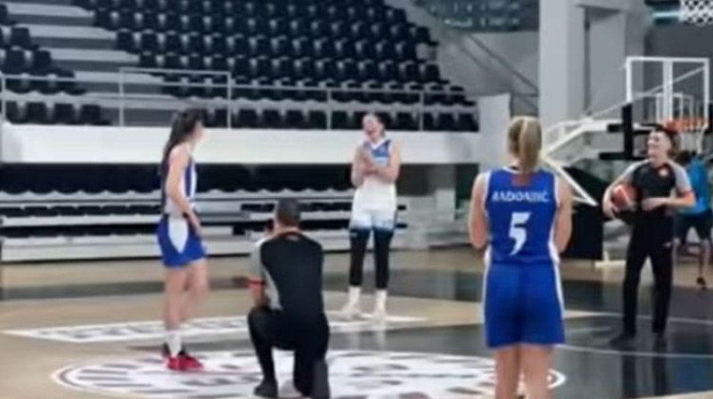 Stefans Vukovičs bildina Violetu Lazareviču.