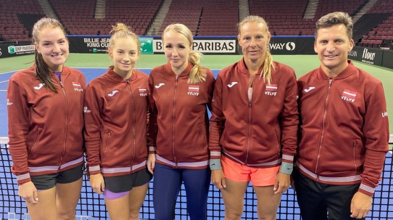 Latvijas izlase Kanādā. No kreisās: Darja Semeņistaja, Daniela Vismane, Diāna Marcinkēviča, Līga Dekmeijere un Adrians Žguns. Foto: LTS