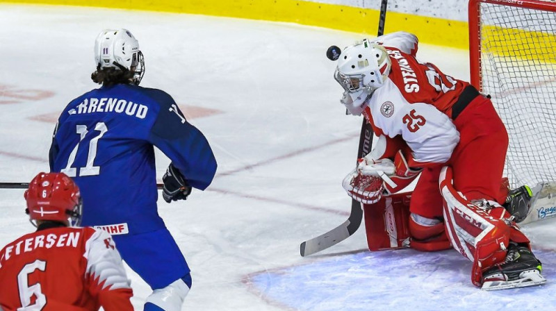 Kristers Šteinbergs Dānijas U18 hokeja izlases vārtos. Foto: IIHF
