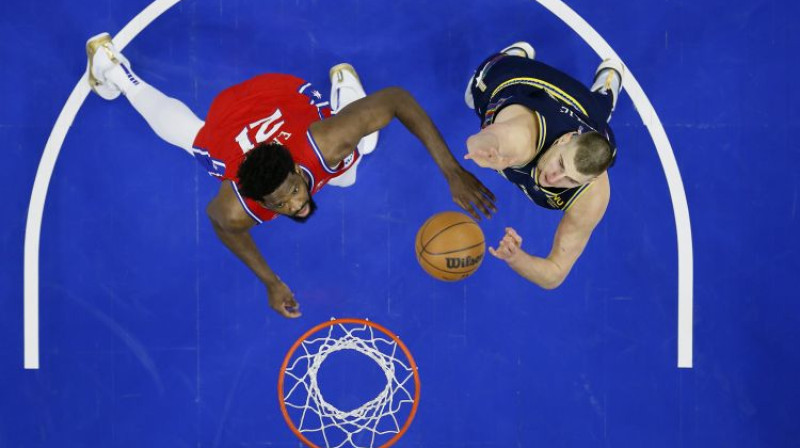 Žoels Embīds un Nikola Jokičs. Foto: AP/Scanpix