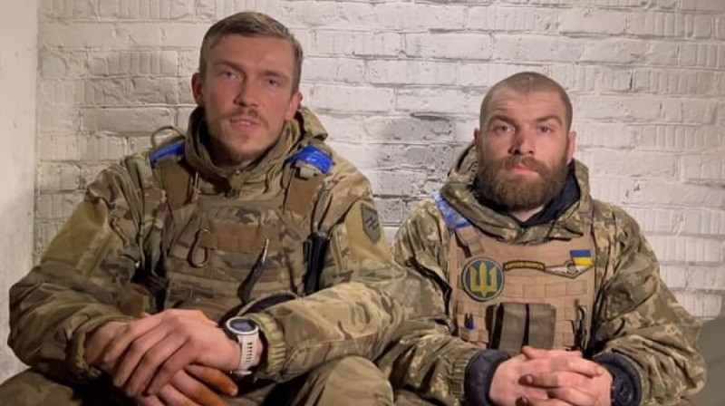 Mariupoles aizstāvji Deniss Prokopenko un Sergejs Volinskis 2022. gada aprīlī. Foto: ekrānšāviņš