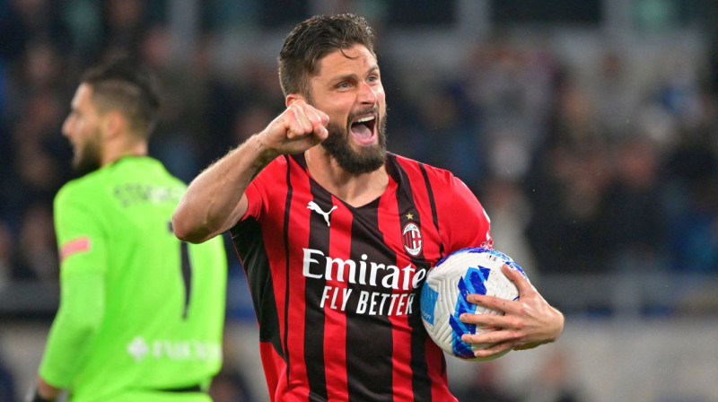 "Milan" futbolists Olivjē Žirū svin vārtu guvumu. Foto: Alberto Lingria/Reuters/Scanpix