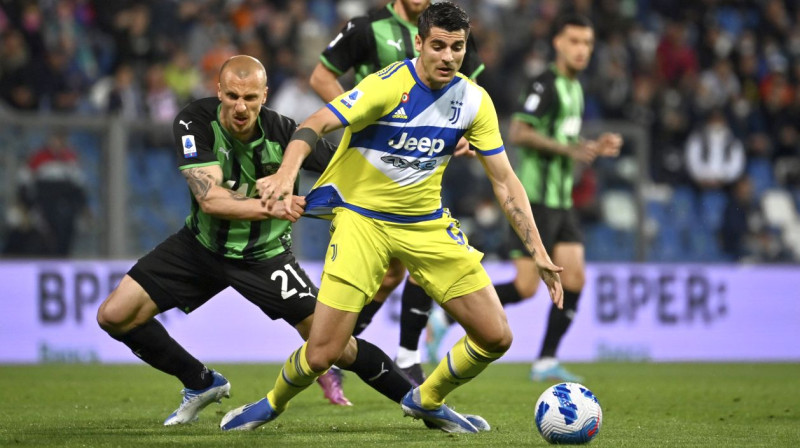 Turīnas "Juventus" uzbrucējs Alvaro Morata (priekšplānā) cīņā par bumbu. Foto: Massimo Paolone/AP/Scanpix