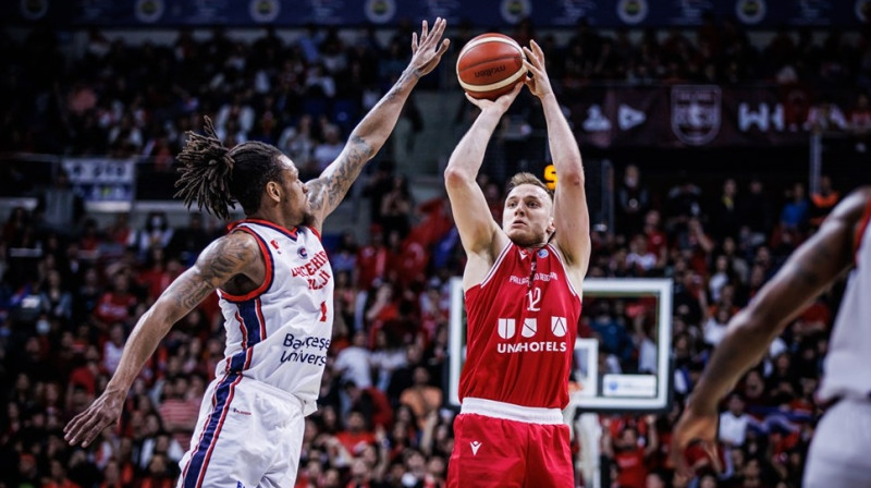 Artūrs Strautiņš izpilda metienu. Foto: FIBA Europe Cup