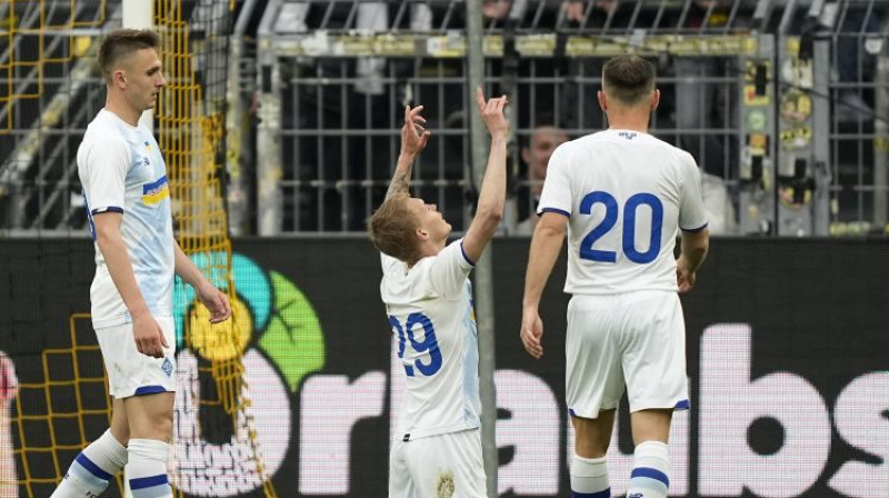 Kijivas "Dynamo" spēlētājs Vitalijs Bujaļskis svin vārtu guvumu pret Dortmundes "Borussia". Foto: