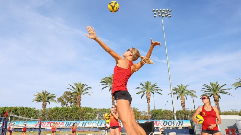 Tīna Graudiņa un Heilija Hārvarda. Foto: Jenny Chuang / USC Beach Volleyball