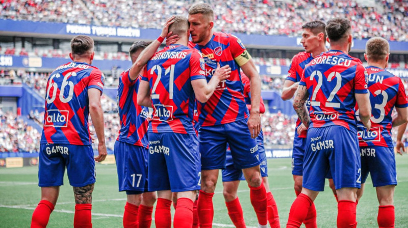 Čenstohovas "Rakow" futbolisti sveic Vladislavu Gutkovski (Nr. 21). Foto: Raków Częstochowa