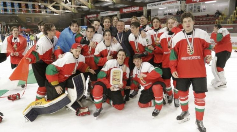 Ungārijas U18 izlases hokejisti pēc triumfa pasaules meistarsacīkšu 1B divīzijā. Foto: jegkorongszovetseg.hu
