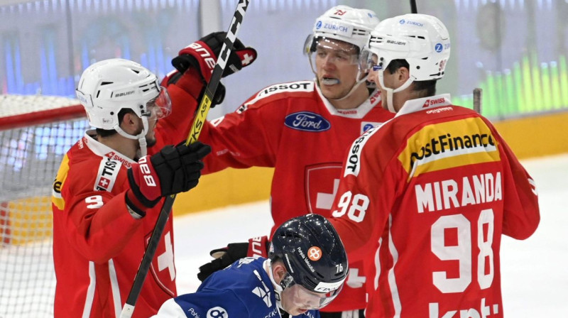 Šveices izlases hokejisti svin vārtu guvumu. Foto: Lehtikuva/Imago Images/Scanpix
