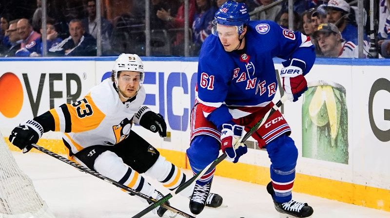Teodors Bļugers cīņā ar Ņujorkas ''Rangers''. Foto: AP/Scanpix