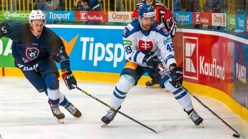 Slovākijas izlases uzbrucējs Samuels Takāčs ar ripu cīņā pret Franciju. Foto: Veronika Mihaliková/hockeyslovakia.sk