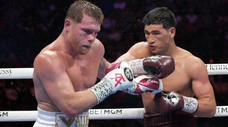 Kanelo Alvaress cīņā pret Dmitriju Bivolu. Foto: USA TODAY Sports/Scanpix