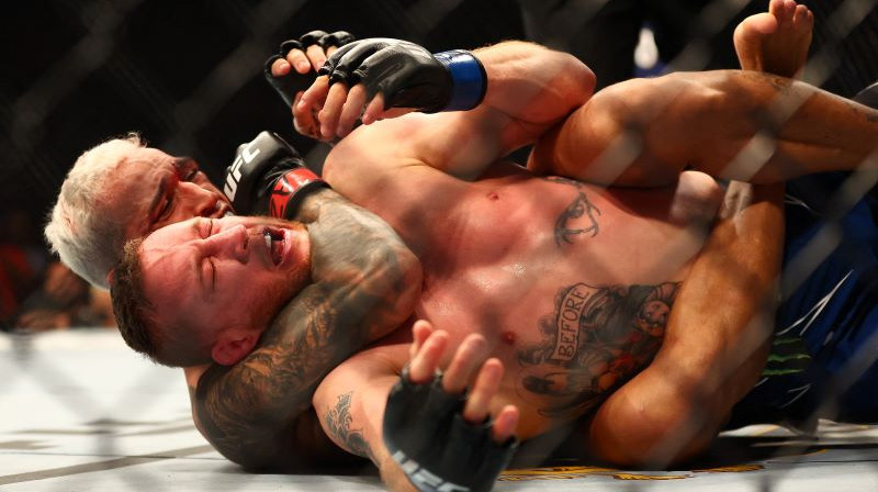 Džastins Geičī padodas Čārlza Oliveiras žņaugšanas paņēmienam. Foto: USA Today Sports/Scanpix