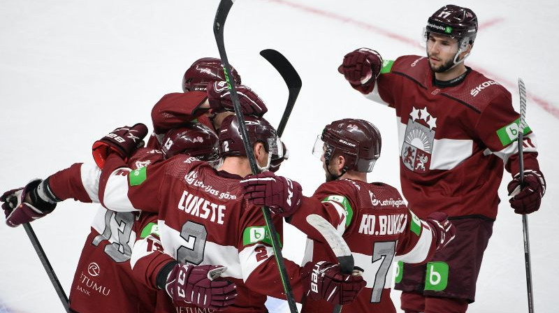 Latvijas izlases hokejisti pēc vārtu guvuma. Foto: Guntis Lazdāns/LHF