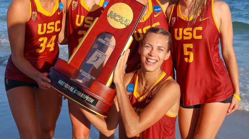 Tīna Graudiņa ar NCAA čempioņu trofeju. Foto: Jenny Chuang / USC Trojans