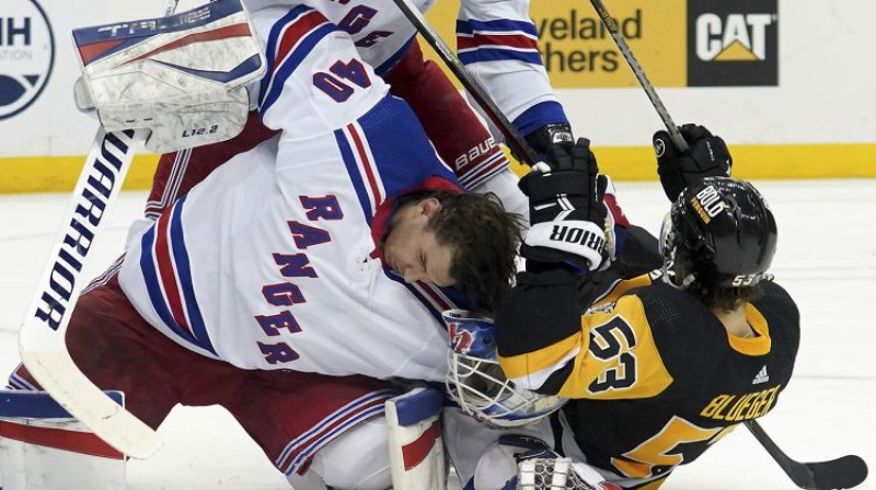 Teodors Bļugers pret "Rangers" otro vārtsargu Aleksandaru Georgijevu. Foto: AP/Scanpix