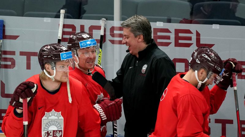 Ronalds Ķēniņš un Harijs Vītoliņš (centrā) treniņā pirms spēles. Foto: Romāns Kokšarovs/F64