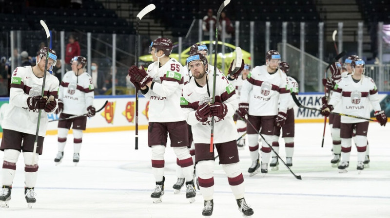 Latvijas izlases hokejisti. Foto: Romāns Kokšarovs/F64
