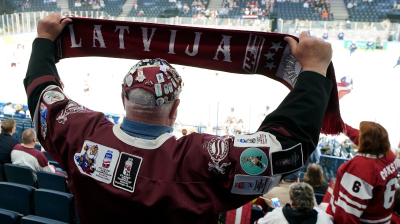 Latvijas hokeja izlases fani. Foto: Romāns Kokšarovs, F64