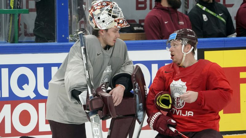 Elvis Merzļikins un Ronalds Ķēniņš. Foto: Romāns Kokšarovs/F64