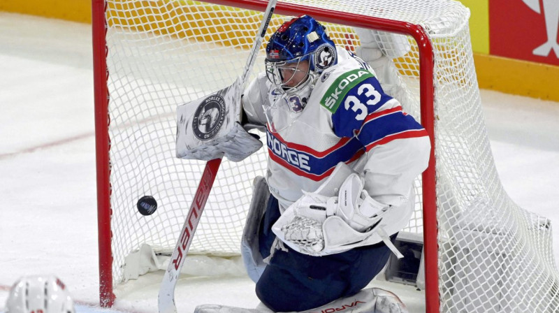 Ripa ielido Norvēģijas izlases vārtsarga Henrika Haukelanda vārtos. Foto: Emmi Korhonen/AFP/Scanpix