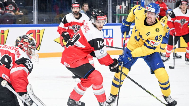 Zviedru uzbrucējs Joakims Nordstrems Austrijas izlases vārtu priekšā. Foto: Kimmo Brandt/EPA/Scanpix