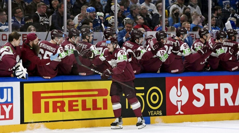 Rūdolfs Balcers (uz ledus) pēc gūtajiem vārtiem. Foto: AFP/Scanpix