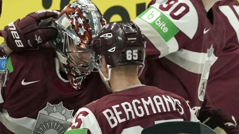 Elvis Merzļikins un Arvils Bergmanis. Foto: Romāns Kokšarovs/F64
