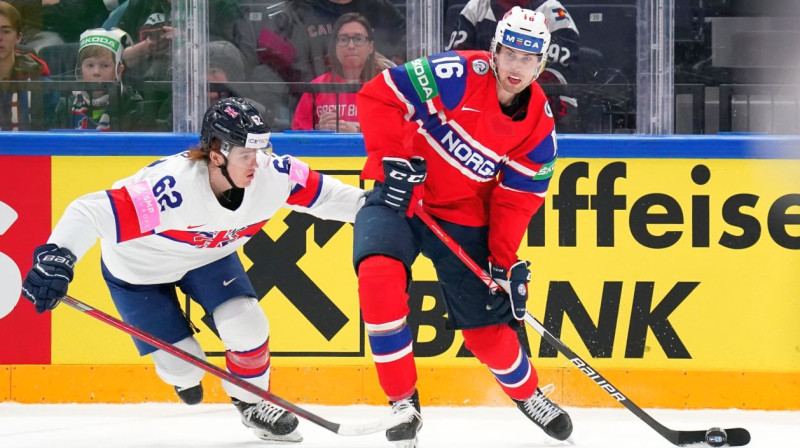 Norvēģis Magnuss Henriksens ar ripu. Foto: IIHF