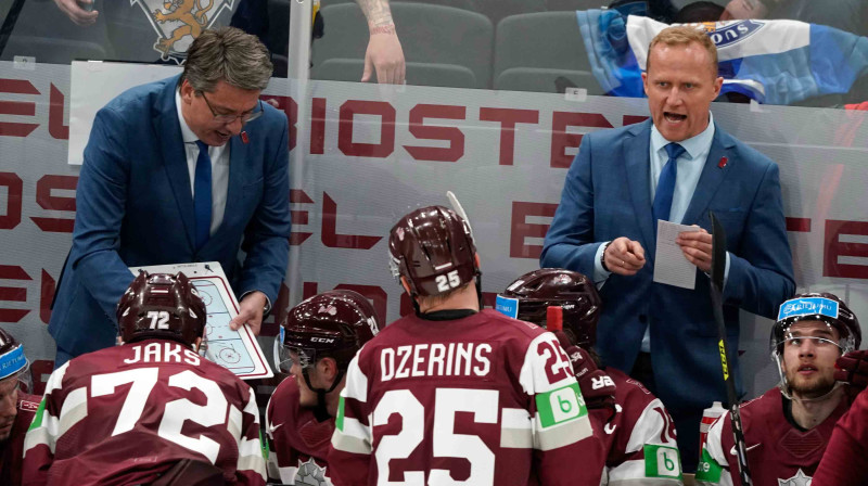 Latvijas izlases galvenais treneris Harijs Vītoliņš un viņa asistents Artis Ābols. Foto: Romāns Kokšarovs/F64