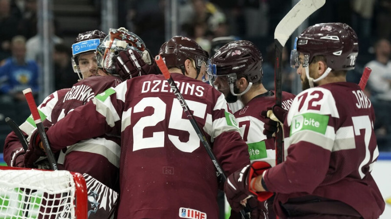 Latvijas hokejisti spēlē pret Norvēģiju. Foto: Romāns Kokšarovs/F64