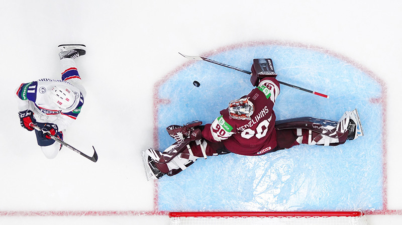 Elvis Merzļikins spēlē pret Norvēģijas izlasi 2022. gada pasaules čempionātā hokejā. Foto: IIHF