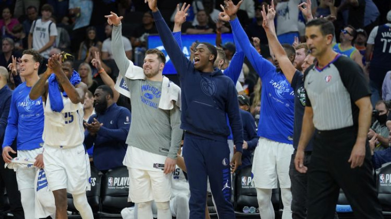 Luka Dončičs ar komandas biedriem. Foto: AP/Scanpix
