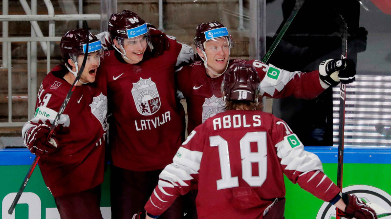 Kristians Rubīns komandas biedru apskāvienos. Foto: Reuters/Scanpix