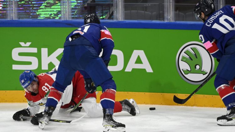Dominiks Simons cīņā ar Lielbritānijas hokejistiem. Foto: AP/Scanpix
