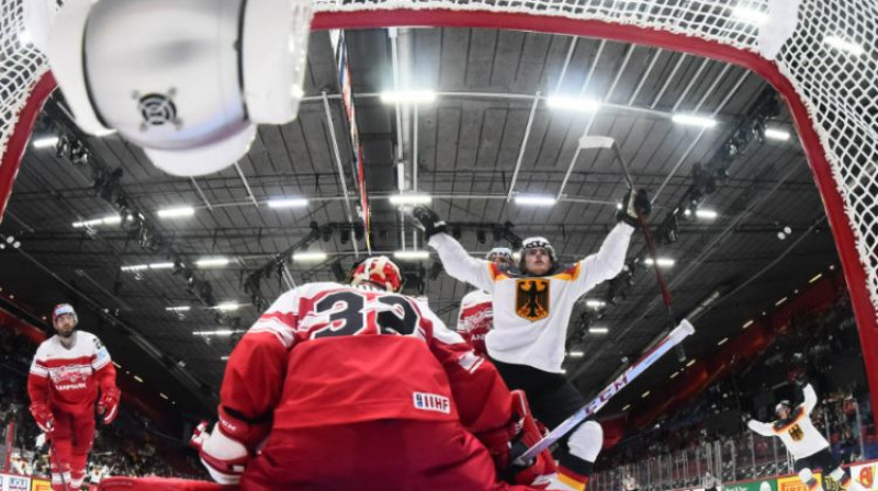 Marks Mihaelis svin vārtu guvumu. Foto: IIHF.com