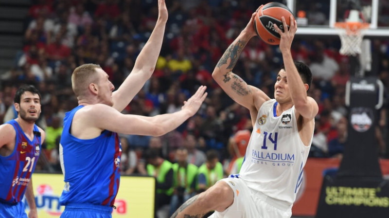 Rolands Šmits aizsardzībā pret Gabrielu Deku. Foto: Imago Images/Scanpix