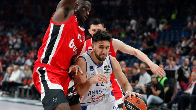 Vasilije Micičs ar bumbu pret Mustafu Falu. Foto: AFP/Scanpix